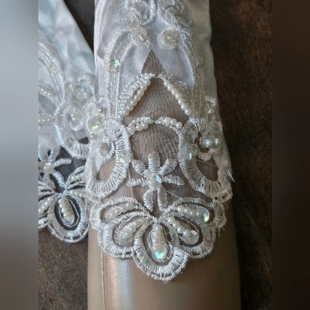 Elegant Bridal White Lace Fingerless Gloves